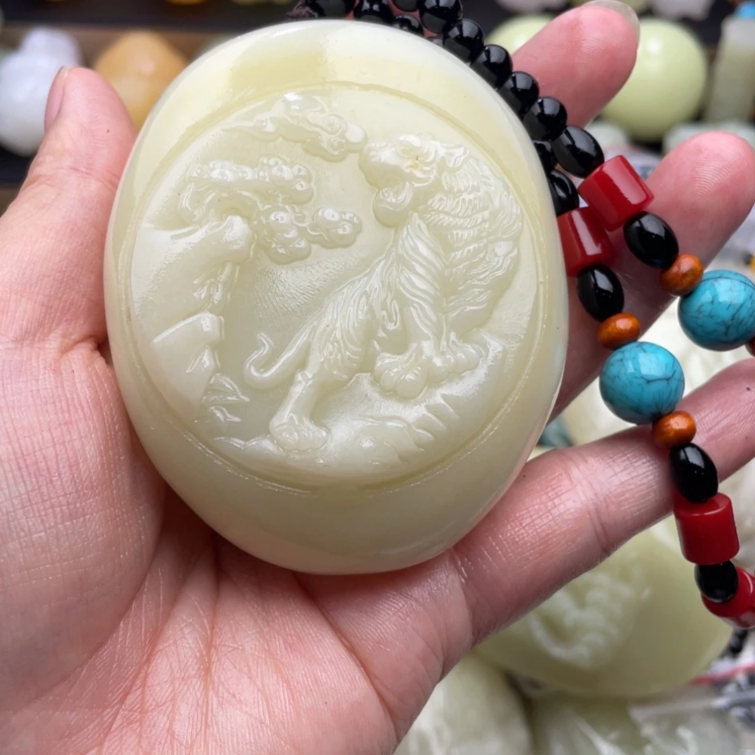 石材E****i天然古青石手把件