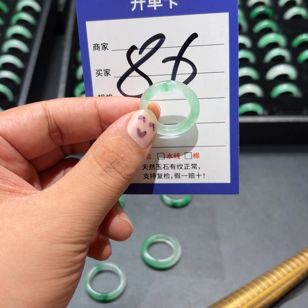 有***浅未镶嵌石英质玉戒指