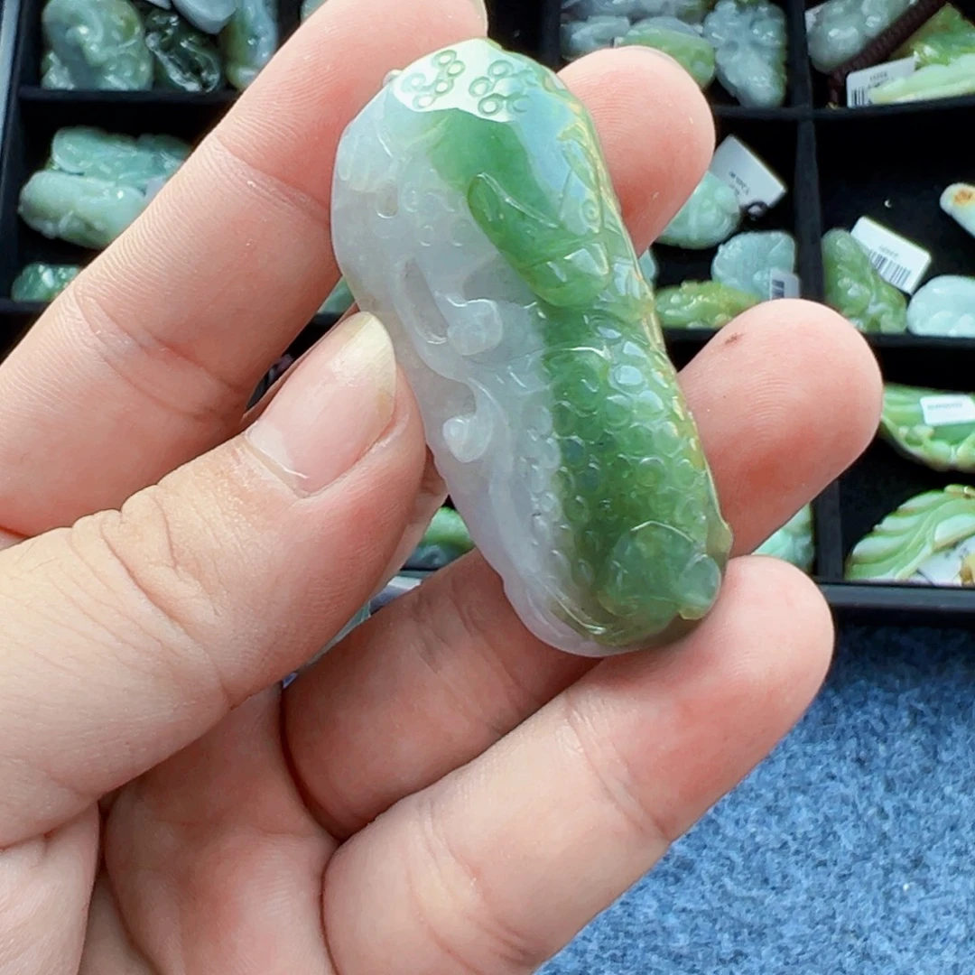 翡翠未镶嵌颈饰挂件