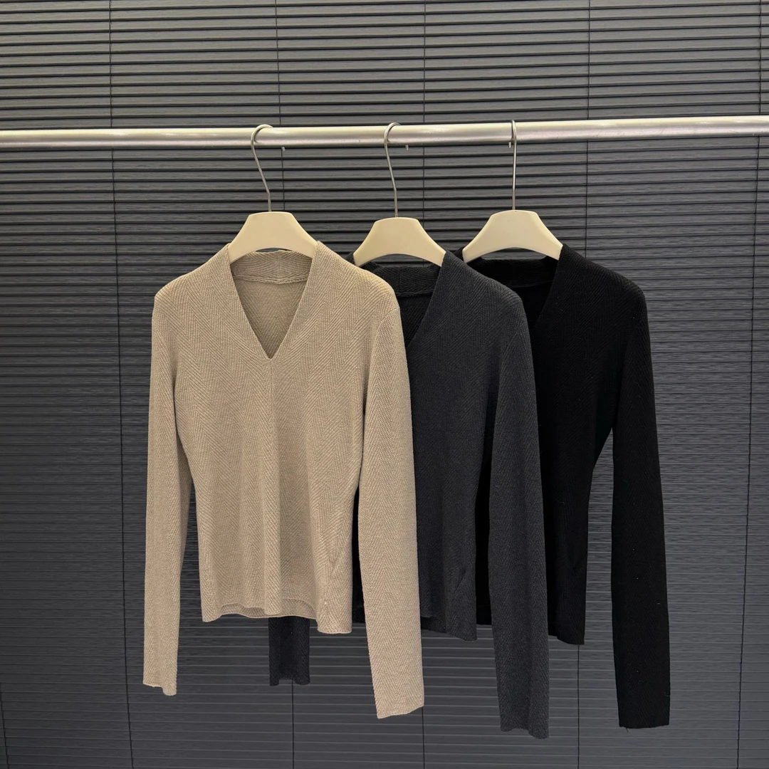 仓美美女装-V领素色设计针织衫