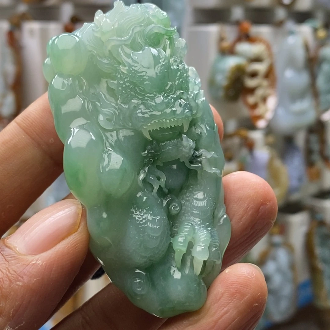 我***。翡翠未镶嵌颈饰龙