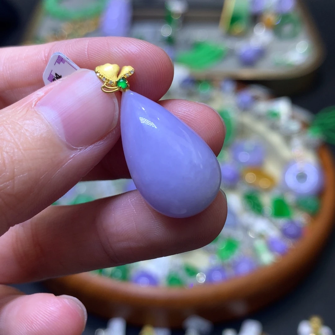 颈饰足金镶嵌翡翠