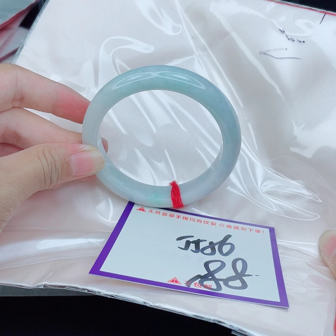 翡翠手镯未镶嵌翡翠