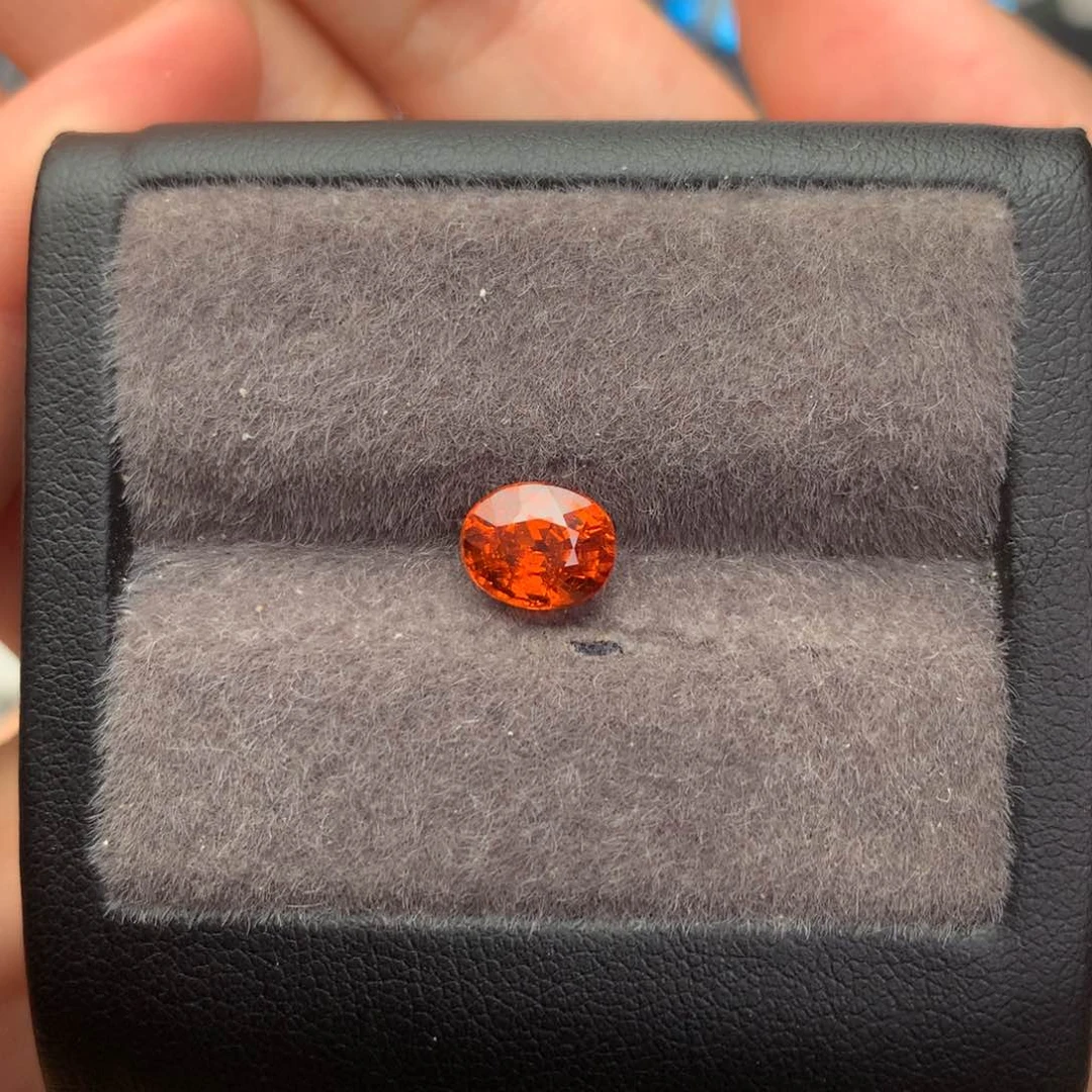 未镶嵌裸石石榴石（芬达石）2.5ct