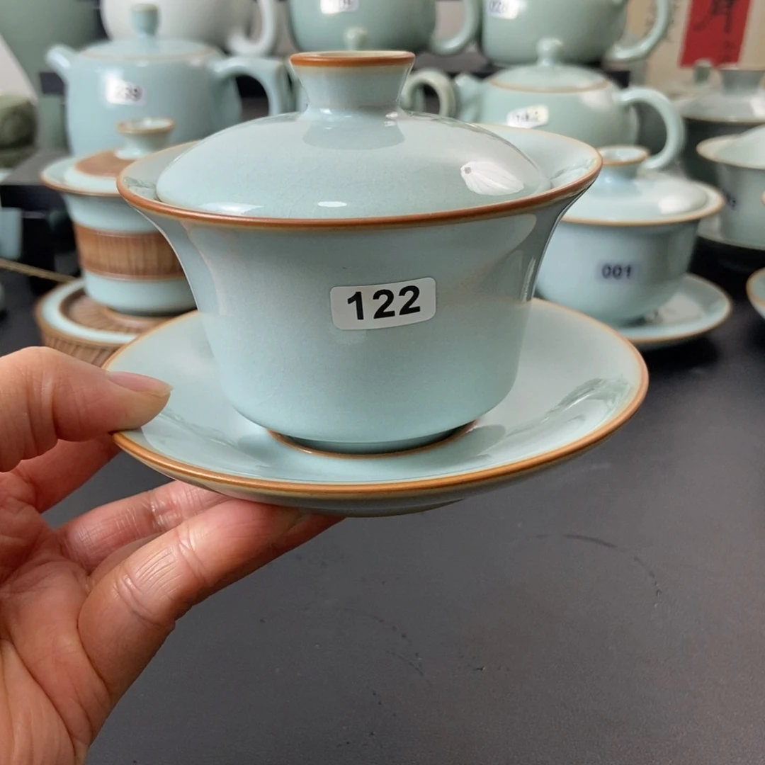 微瑕天青釉马蹄盖碗