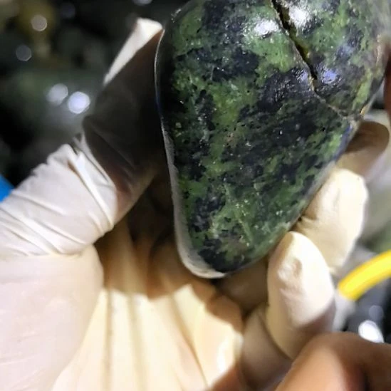 吴***辉藏玉药王石原石一个摆件
