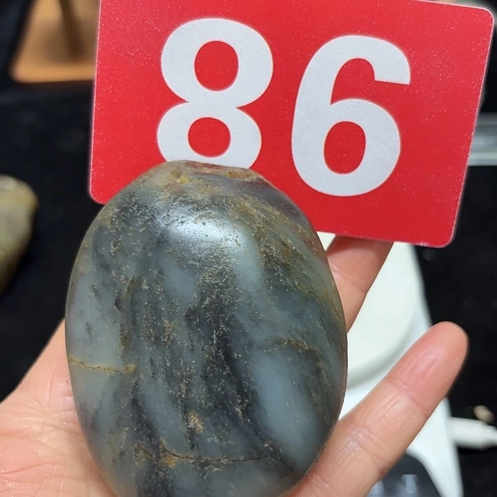 和田玉未镶嵌把件