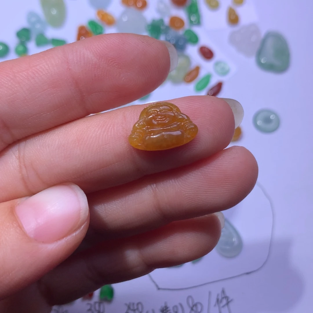 翡翠未镶嵌颈饰佛