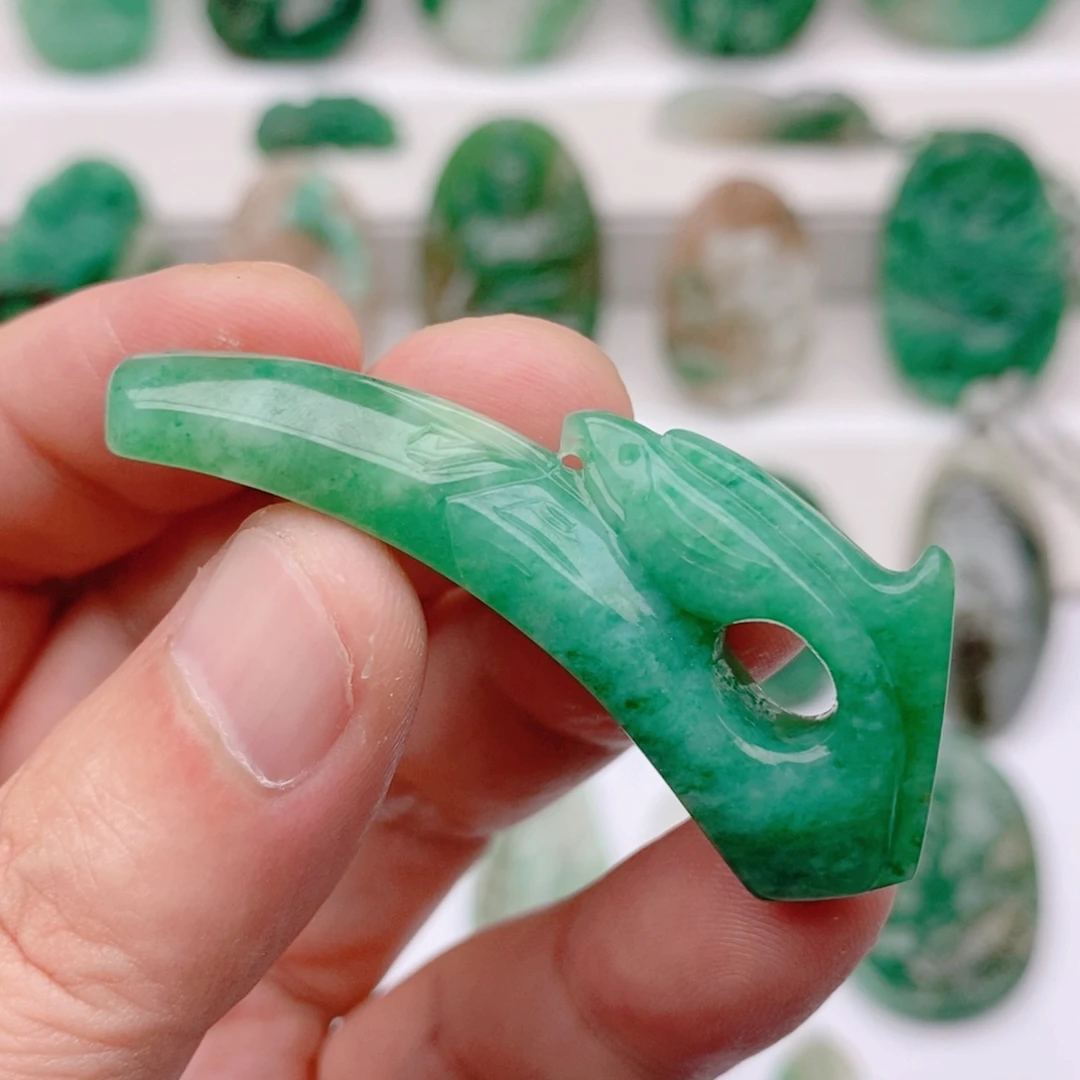 独山玉未镶嵌颈饰气***姐