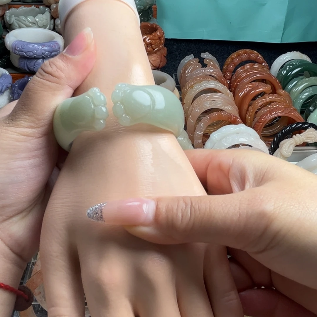 石英质玉未镶嵌雕花手镯