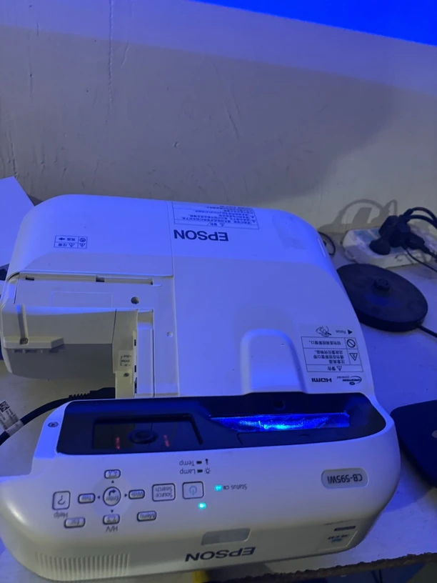 9新  二手 爱普生1280.800超短焦投影仪 运费自理