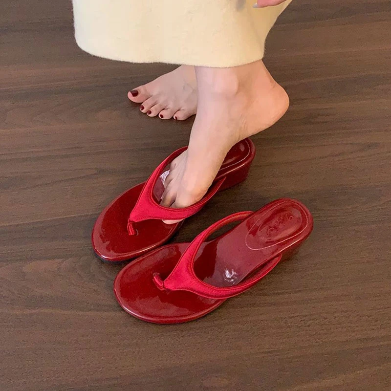 复古红色坡跟夹趾增高厚底人字拖鞋女款春夏外穿凉拖鞋女鞋子凉鞋