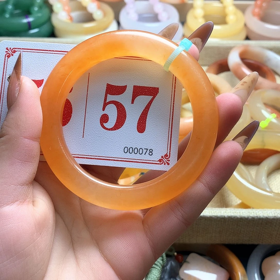 未镶嵌石英质玉（黄龙玉）手镯