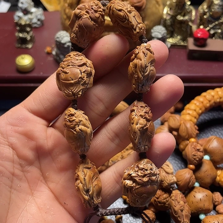 核***器大桃核雕刻瑕疵钟馗