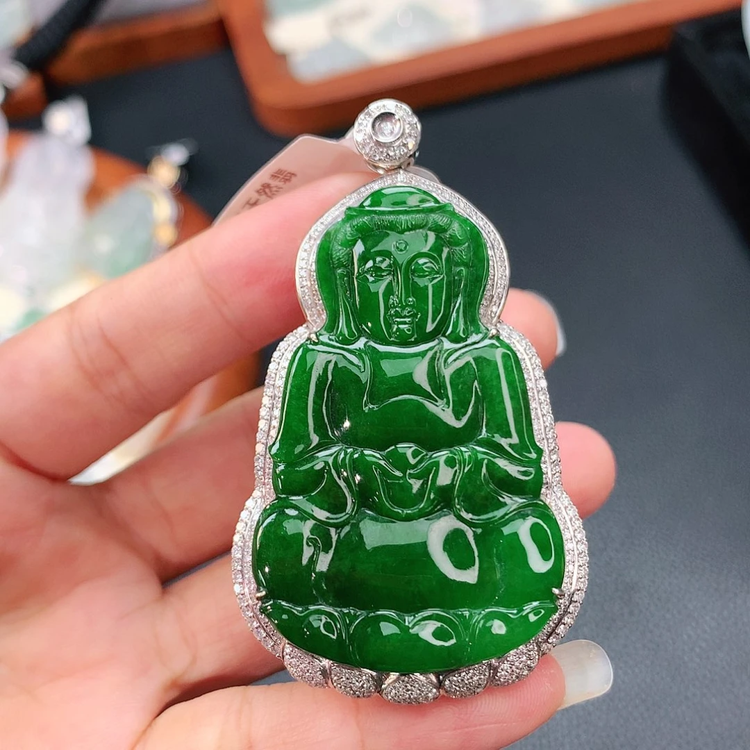 颈饰18K金镶嵌翡翠观音