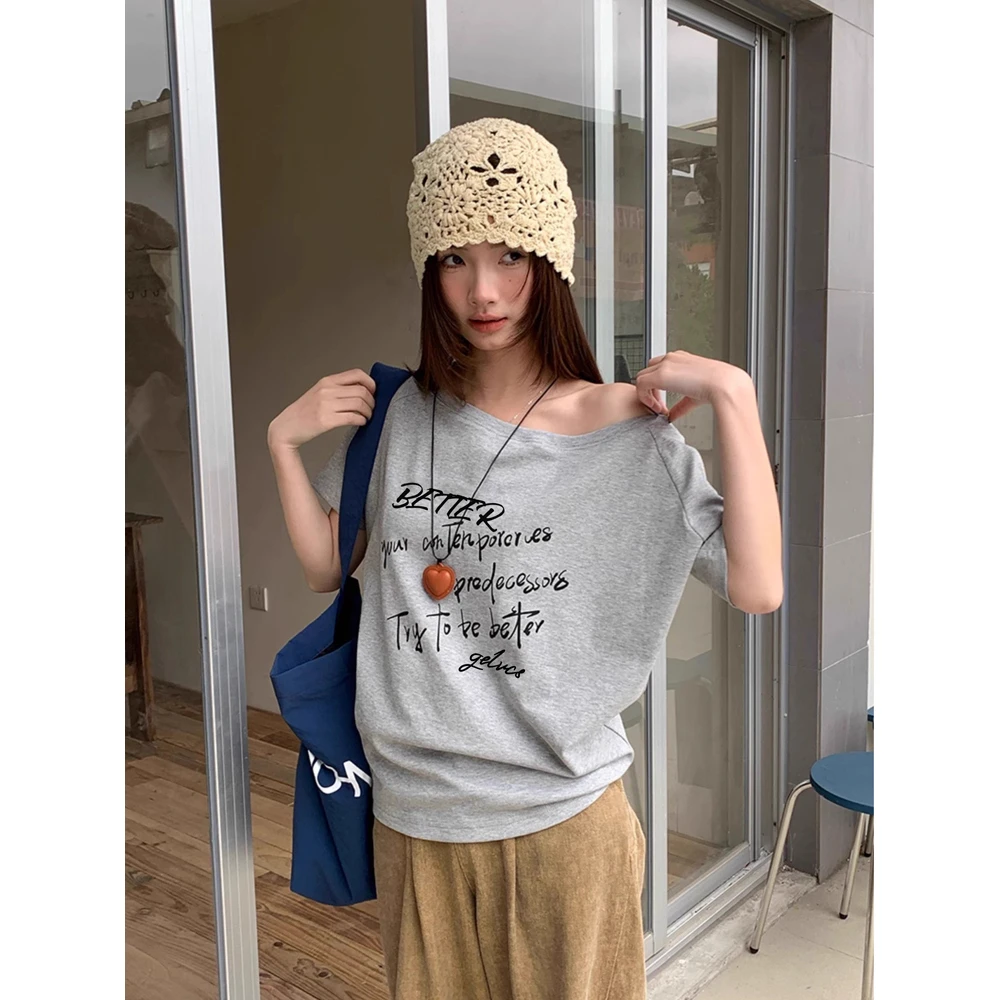 戈缕斜肩字母印花短袖T恤女夏季新款辣妹百搭宽松露肩设计感上衣