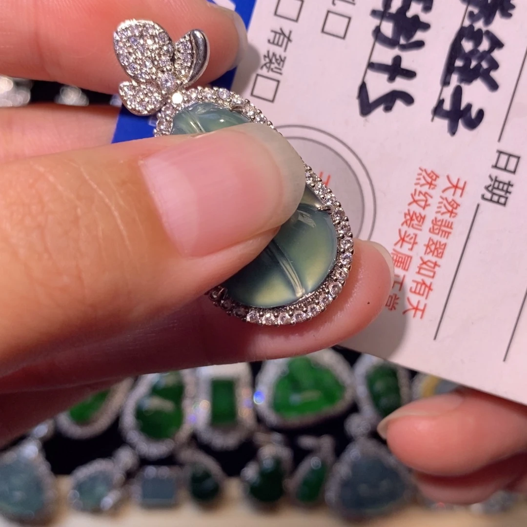 荼***。翡翠未镶嵌颈饰天然