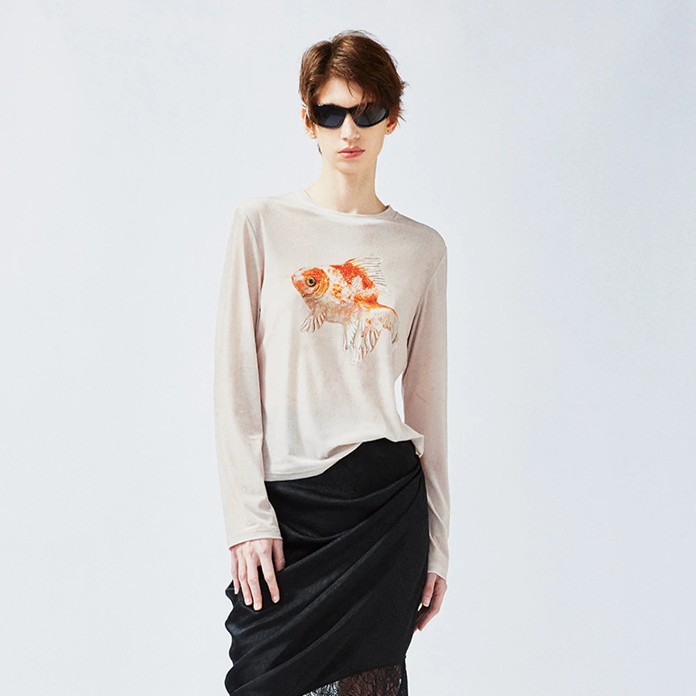 UOOYAA/乌丫2025春款「金鱼」超现实金鱼丝绒长袖T恤UY25122T128131