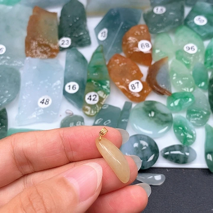 翡翠未镶嵌颈饰随型