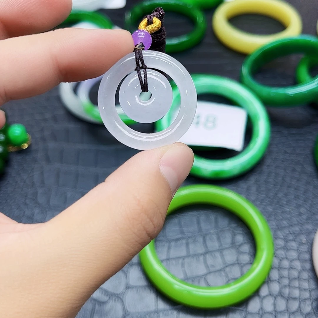 翡翠手镯未镶嵌吊坠