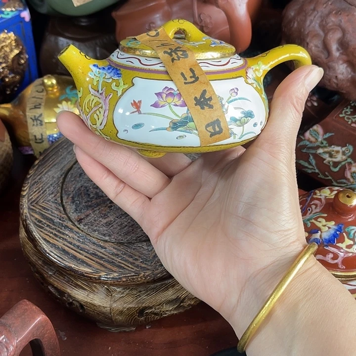 红泥茶壶原矿泥料手工制作的一把紫砂壶。