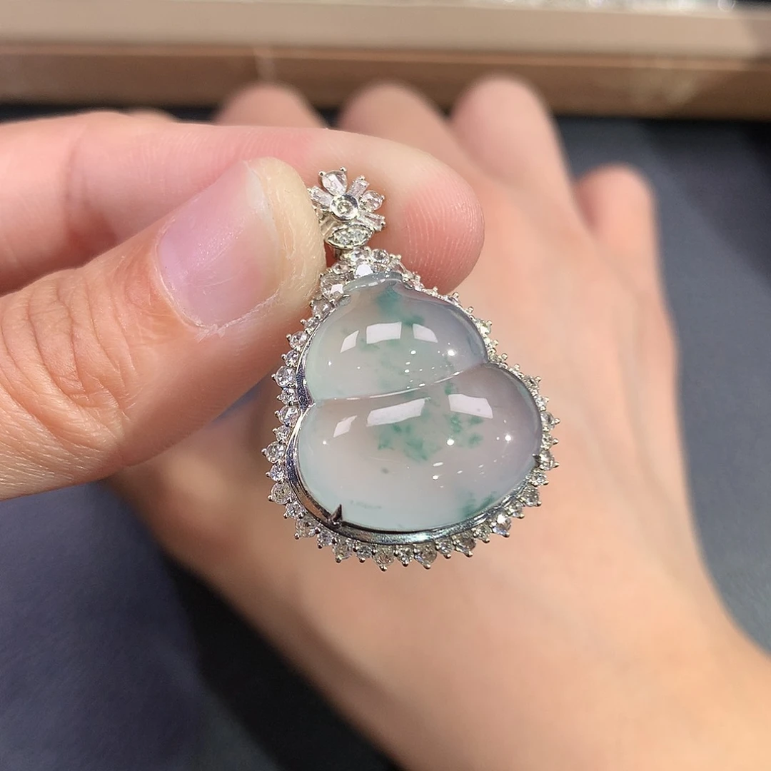 翡翠吊坠(赠链)18K金镶嵌