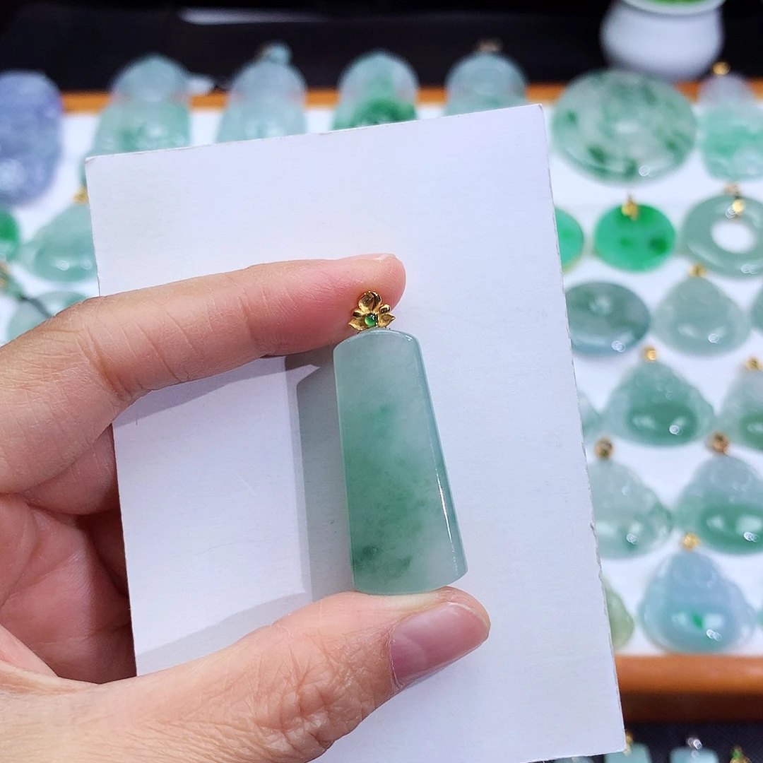 翡翠18K金镶嵌颈饰翡翠吊坠