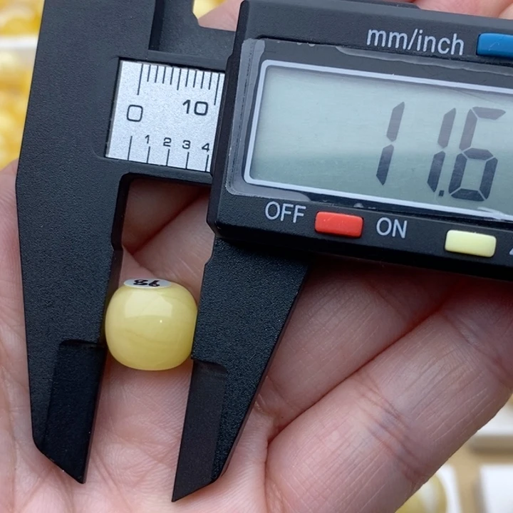 未镶嵌琥珀裸石云**秦老型