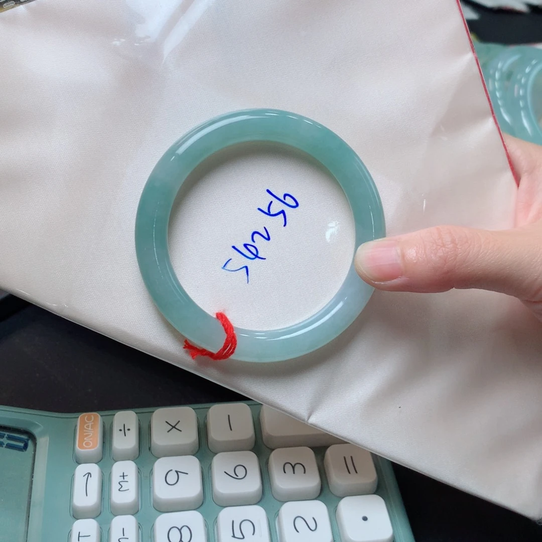 翡翠手镯未镶嵌翡翠