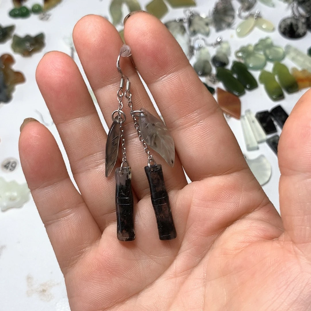 蛇纹石玉未镶嵌耳环