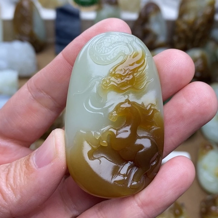 和田玉颈饰未镶嵌龍**人