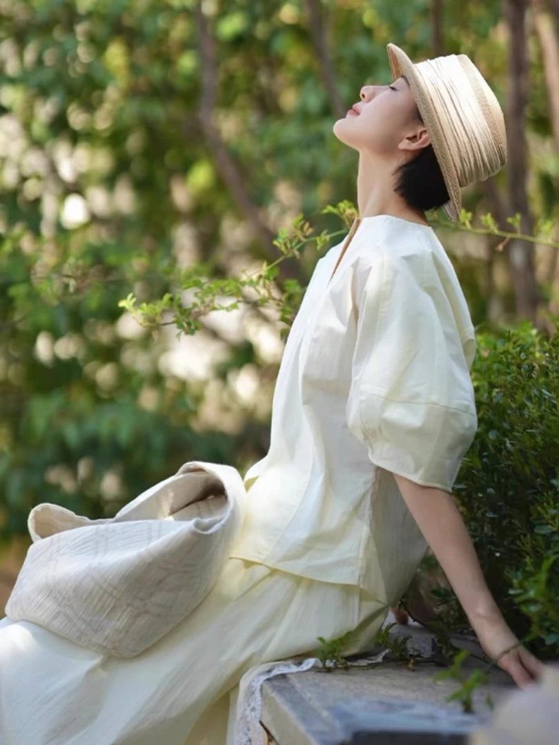 A231 淡鹅黄色开叉蓬蓬袖文艺衬衫