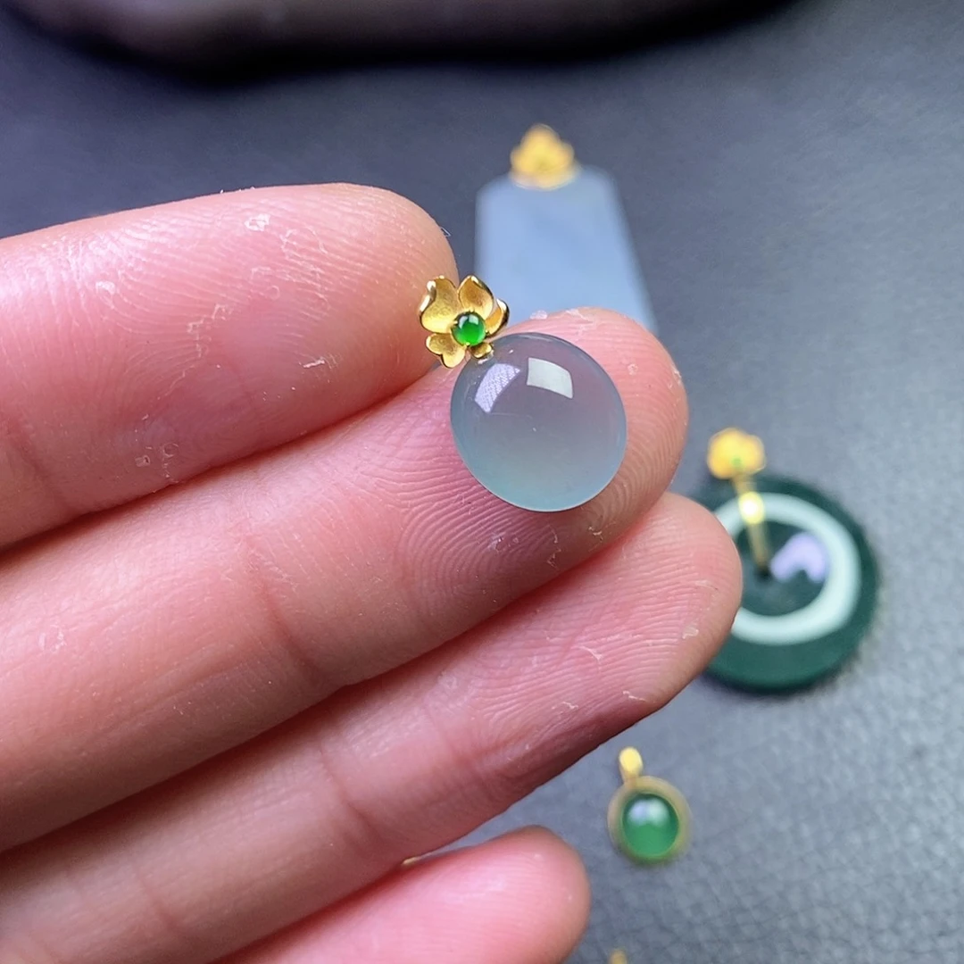 颈饰18K金镶嵌翡翠