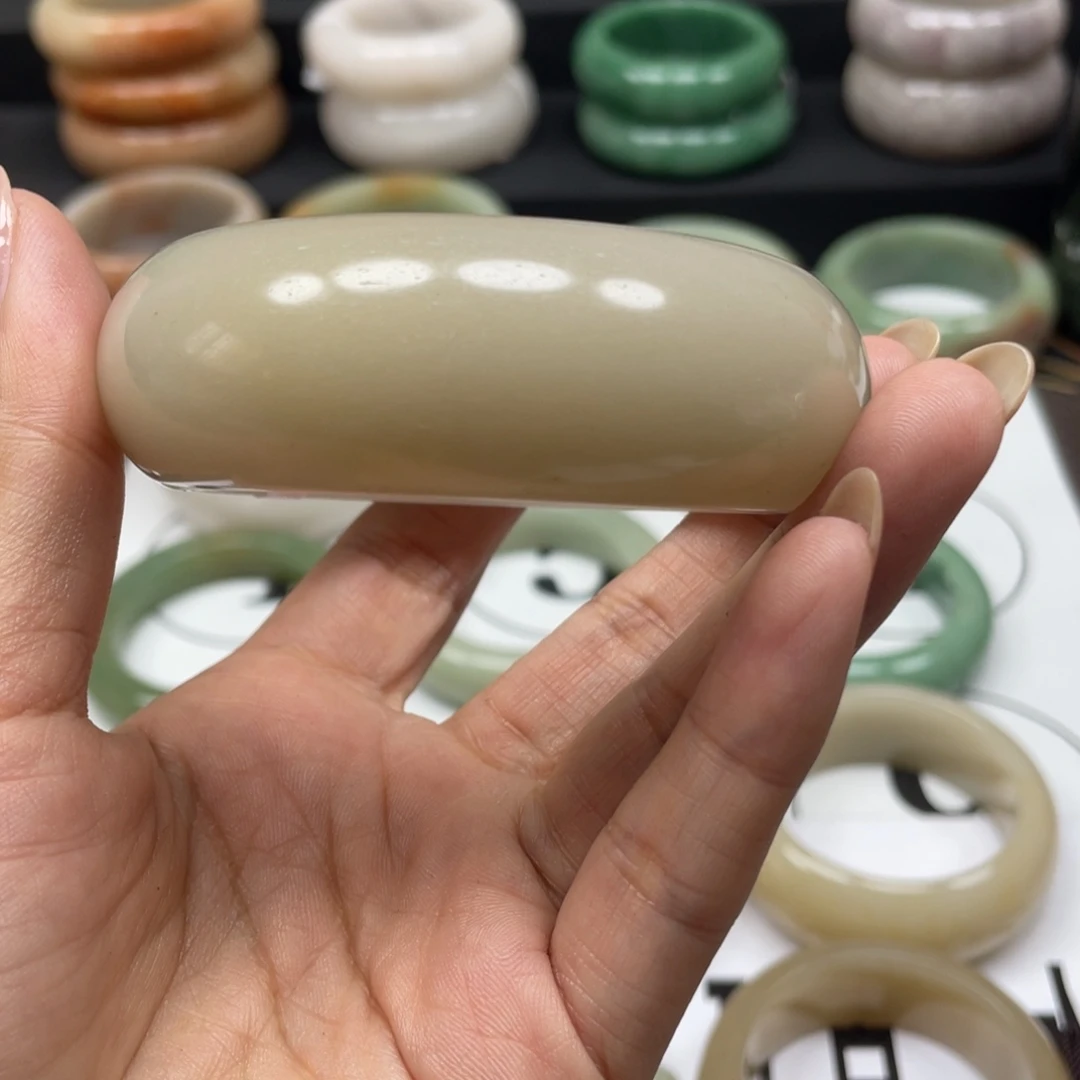 家***熊石英质玉未镶嵌手镯
