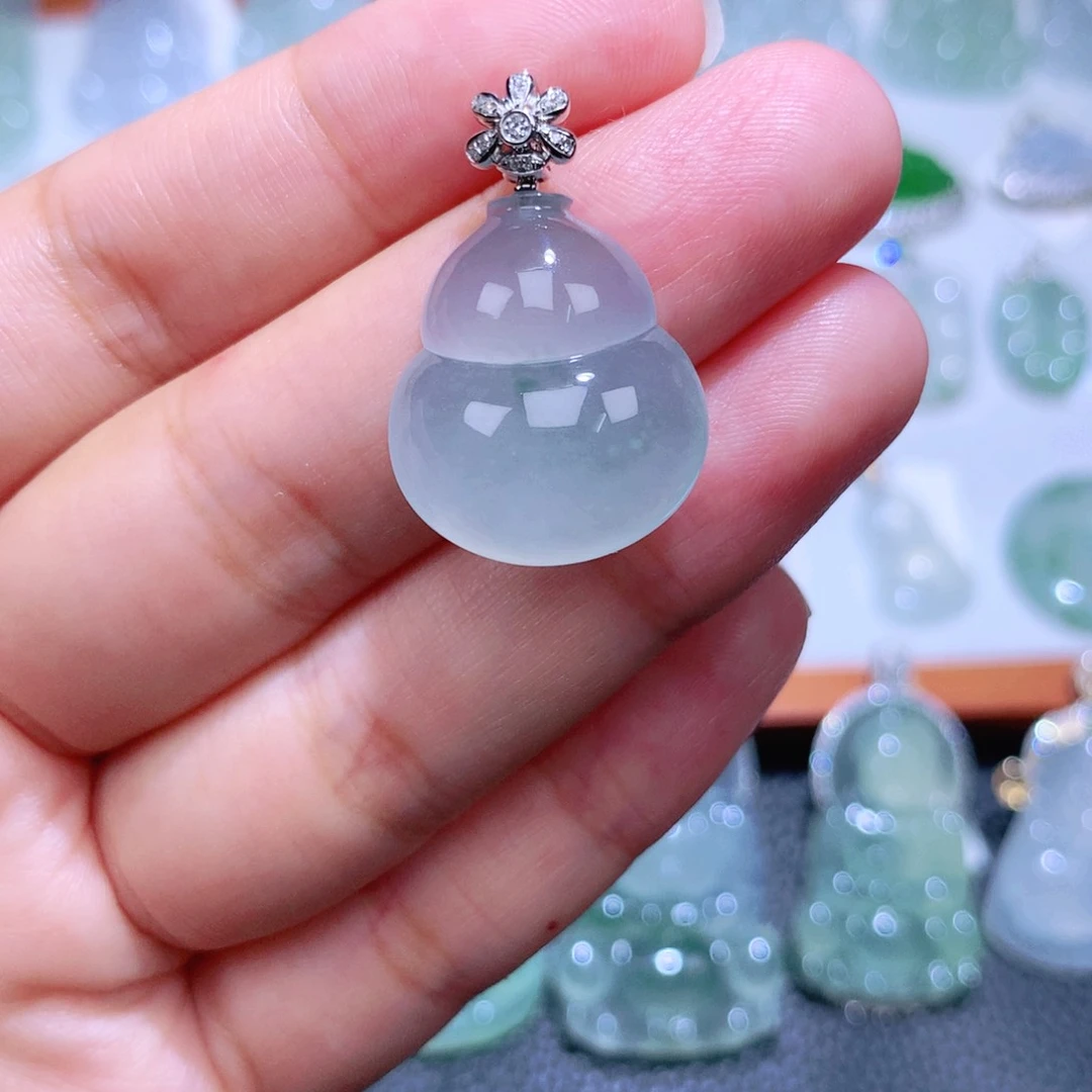 颈饰18K金镶嵌翡翠葫芦