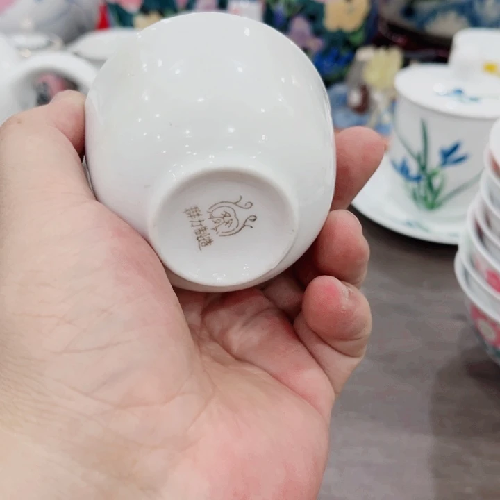 釉下五彩的瓷器和瓷器