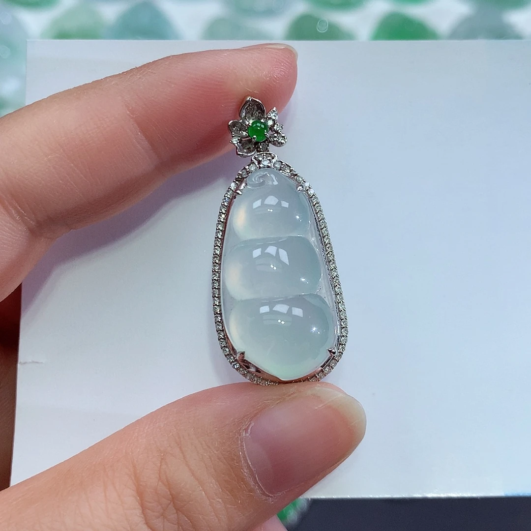 翡翠18K金镶嵌颈饰佛