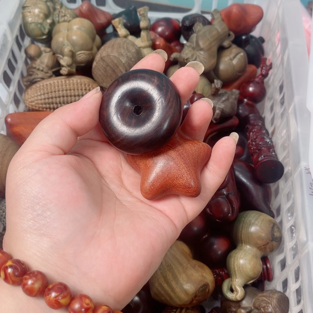 是***啊维腊木（绿檀）手把2个瑕疵