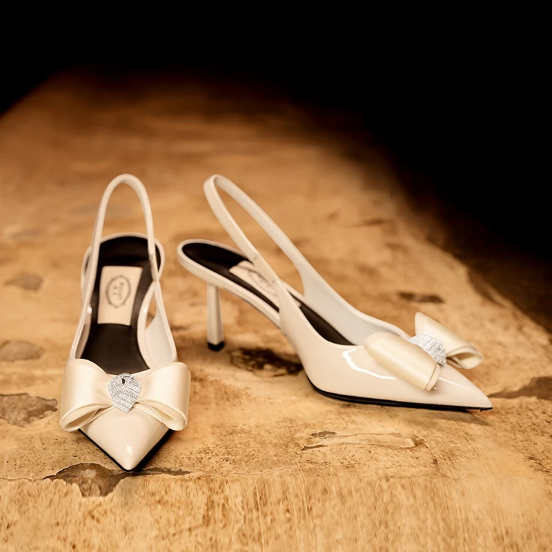 【蝶语】2025夏季新款气质蝴蝶结一字带凉鞋女细跟后空牛漆皮高跟鞋