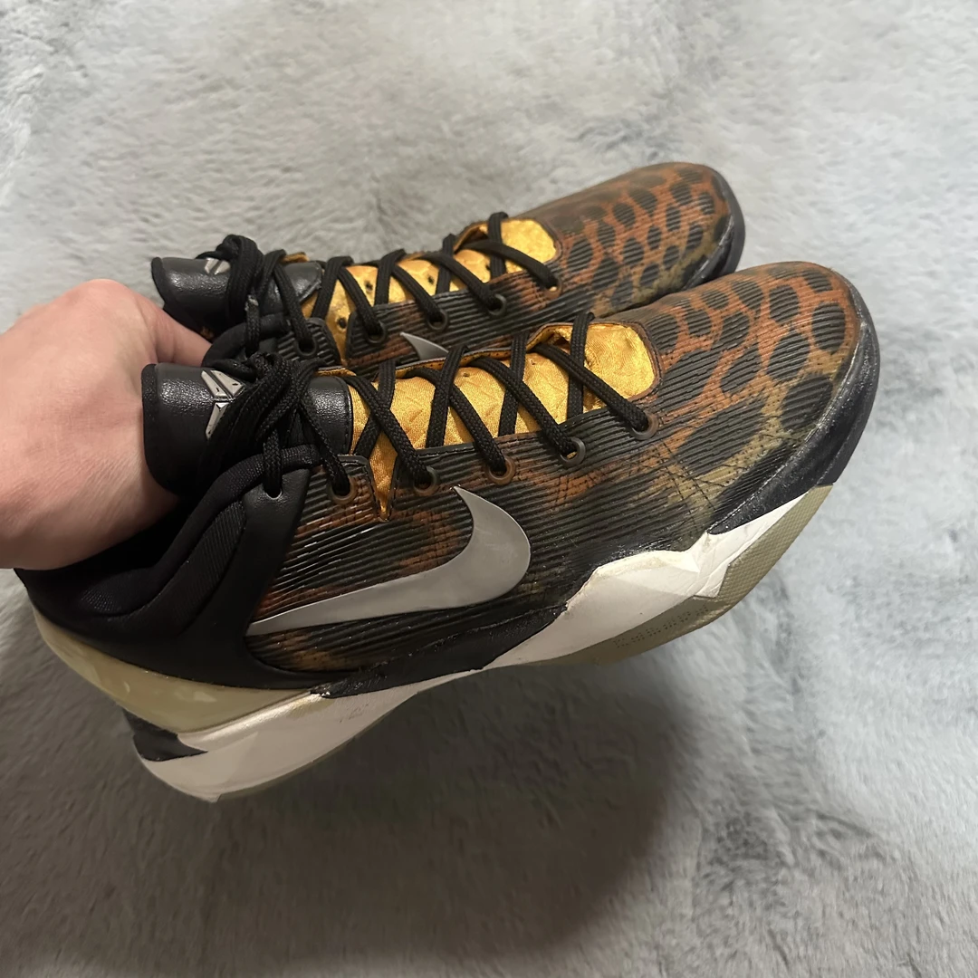 42码 Nike zk7豹纹 95新 鞋底磨损小 鞋面新 气垫好 中古篮球鞋