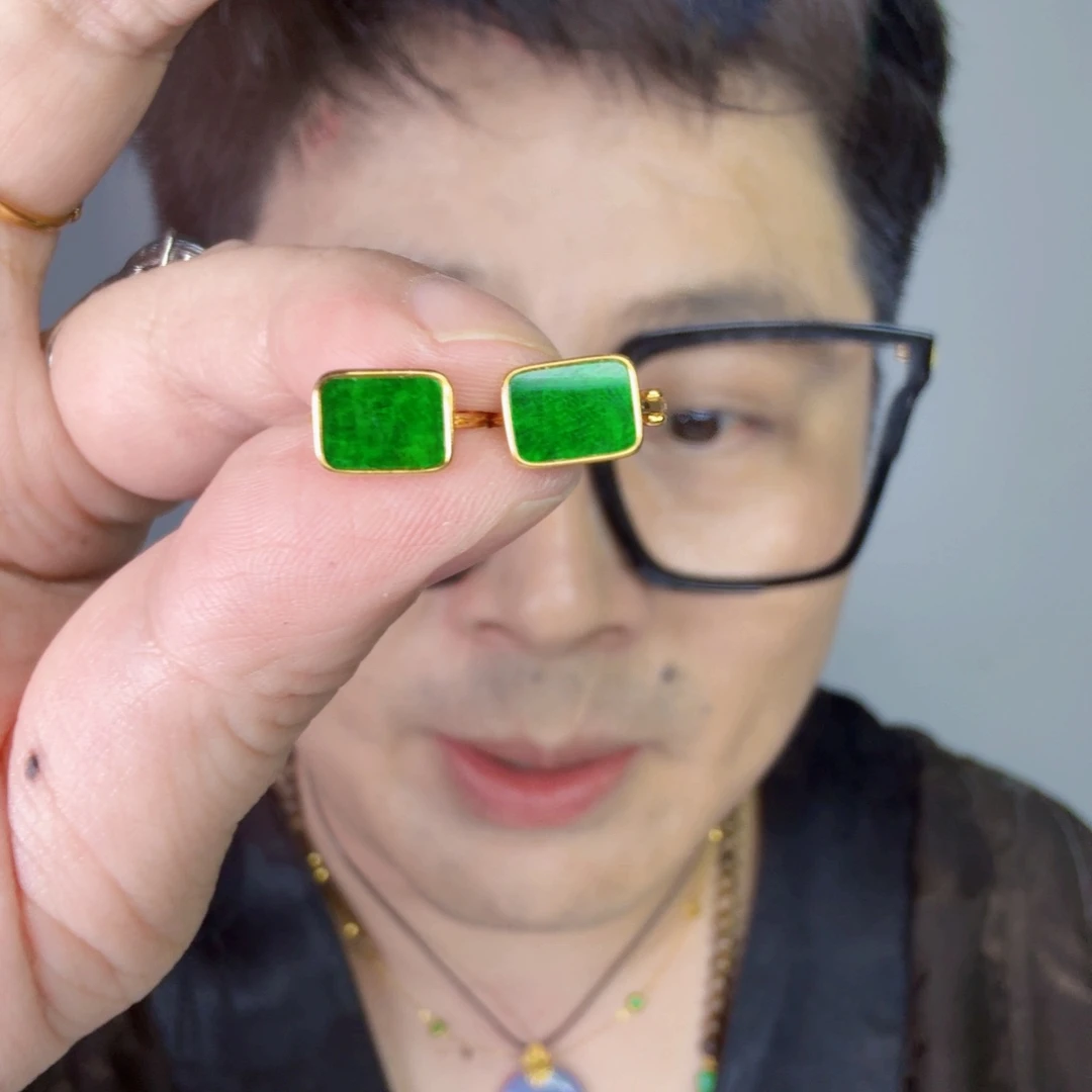 翡翠未镶嵌颈饰一对