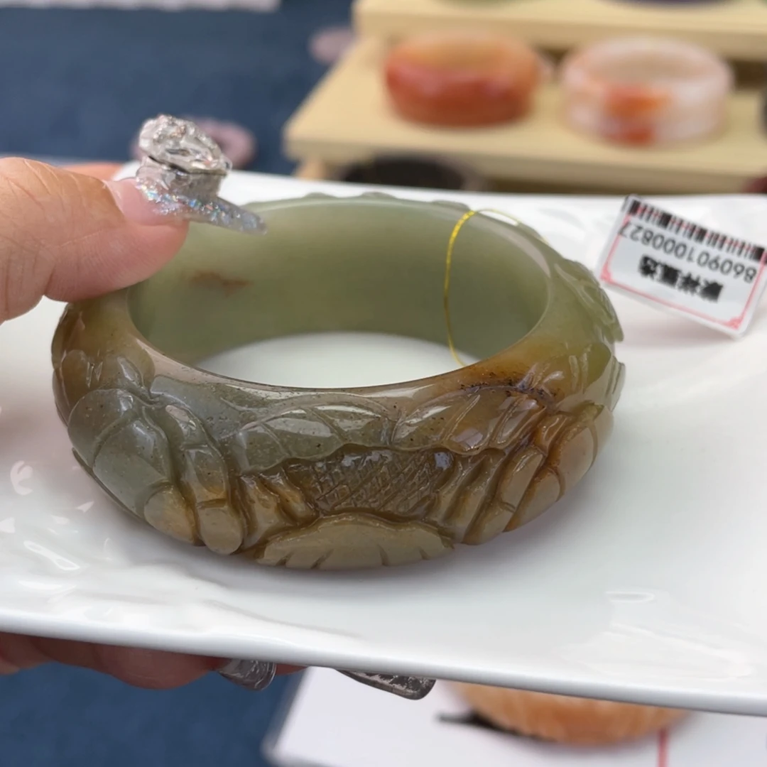 皮***飞未镶嵌手镯石英岩玉