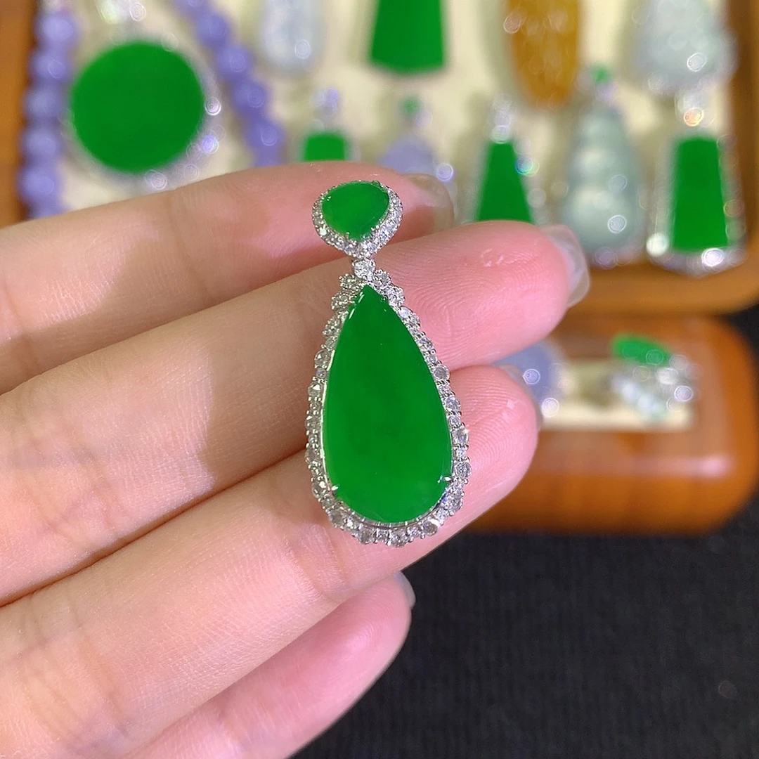 翡翠18K金镶嵌颈饰888888888