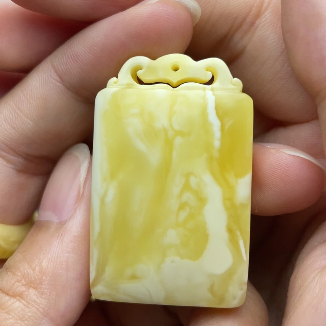 琥珀未镶嵌颈饰浓蜡瓷白妖花无事牌