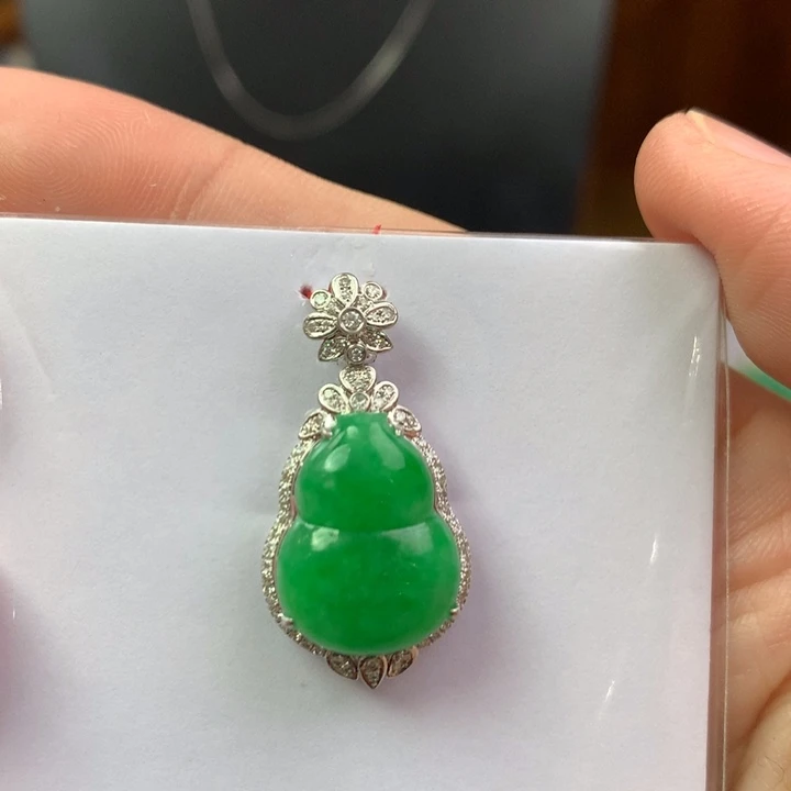 明****翡翠18K金镶嵌颈饰翡翠吊坠