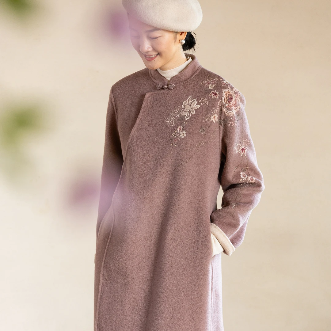 牧衣游原创 手工刺绣双面呢连衣裙保暖轻盈新中式毛呢外套 立言
