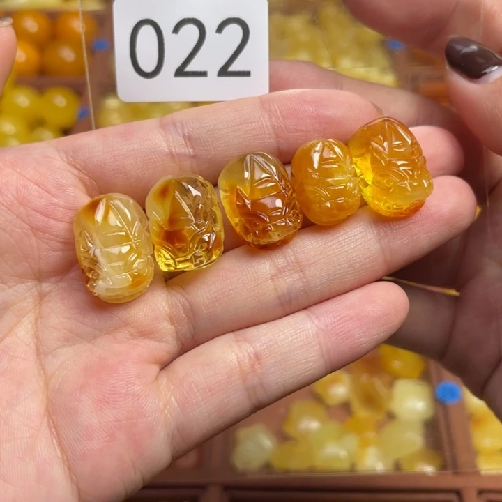蜜蜡未镶嵌珠宝奇石俄料无优化小貔貅一个可挑选