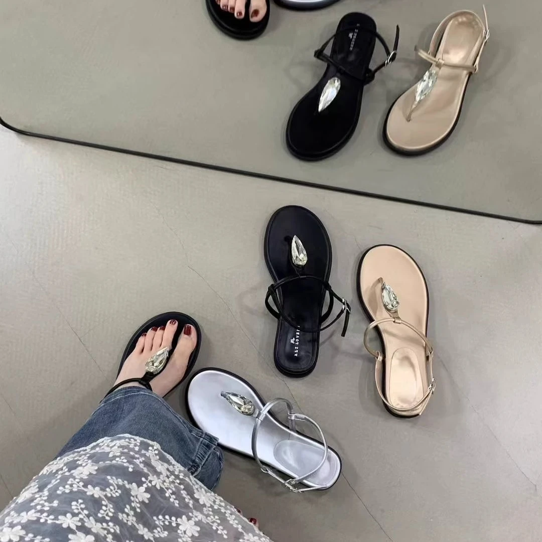 美猫汇度假风法式气质水钻坡跟夹趾凉鞋女2025夏高级感配裙罗马鞋