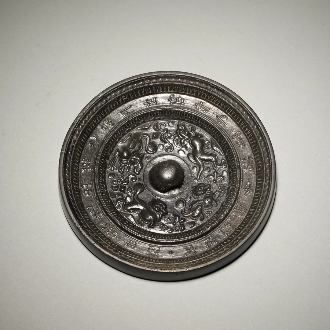 Lot10 明代 铜跑兽照日菱花镜