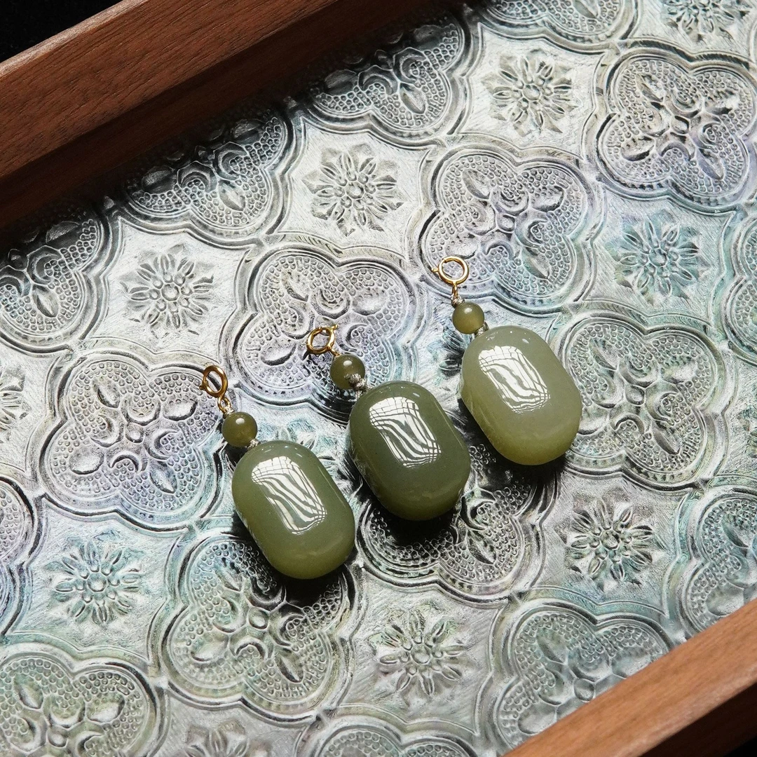 天然和田玉吊坠15*21*10mm 多样性发其一